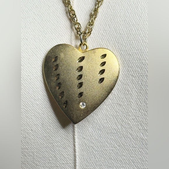 Vintage Elegant Gold Heart Pendant Necklace. Great vintage Condition - Picture 8 of 10